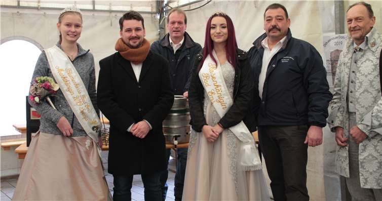 Bartholomäusmarkt-Königin Svenja Clos, Stadtbürgermeister Oliver Krügel, Hans-Jörg Elbert, 2. Vorsitzender, Rosenkönigin Alexandra Hermann, Dirk Beckenbach, 1.Vorsitzender, Hofkanzler Frank Spiegel. Fotos: MFU
