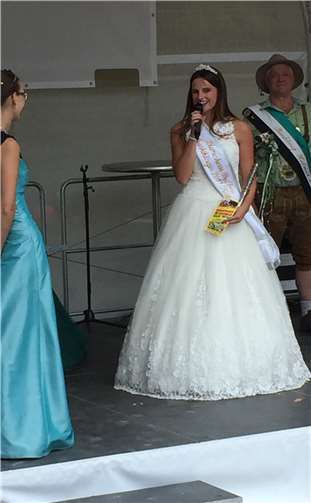Bartholomäusmarktkönigin Kathrin verteilte Prospekte für den Blumenkorso.