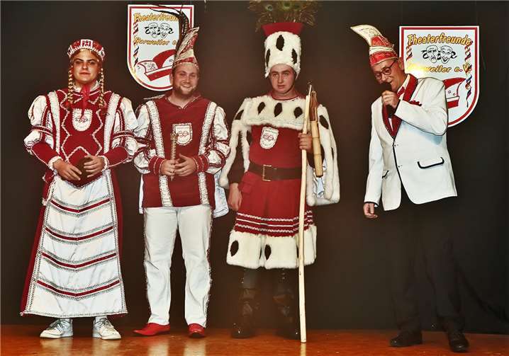 Barweiler: Sitzungspräsident Jürgen Fleischer stellte das Dreigestirn vor (v.l.): Jungfrau Philippa (Philipp Claesgens), Prinz Maik I (Fleischer) und bauer Lukas I (Peffer).