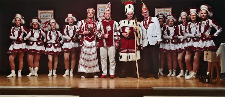 Barweiler: Sitzungspräsident Jürgen Fleischer stellte das Dreigestirn vor Jungfrau Philippa (Philipp Claesgens), Prinz Maik I (Fleischer) und Bauer Lukas I (Peffer).