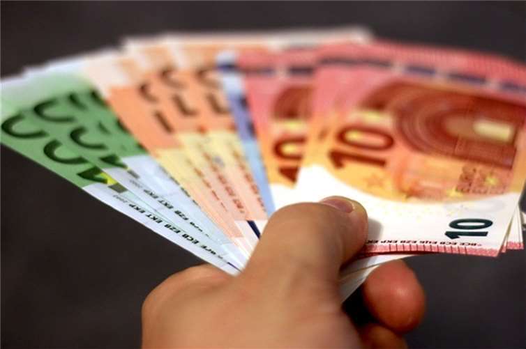 Barzahlung spart zwar Zinsen, bindet jedoch viel Geld auf einmal. (Quelle: moerschy (CC0-Lizenz)/ pixabay.com)