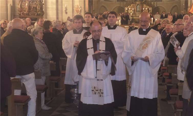 Basilikapfarrer Stephan Wolff nahm die Einsegnung vor. STUKO