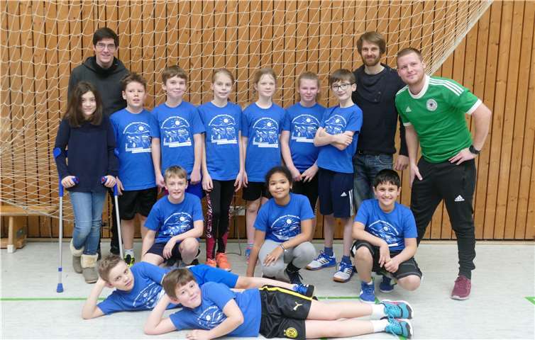 Basketball Kreismeister der Grundschulen 2018: (Hintere Reihe v. l.) Paula Ahrens, Student Tim Frein, Jacob Comtesse, Max Groß, Anna Müller, Helen Seidel, Mira Wingender, Julian Mittler, Student Daniel Zander, Student René Becker, (vordere Reihe v. l.) Jonah Klöppel, Céline Klasen, Nurman Mammav, (liegend v. l.) Ben Schreuders, Louis Abel. privat