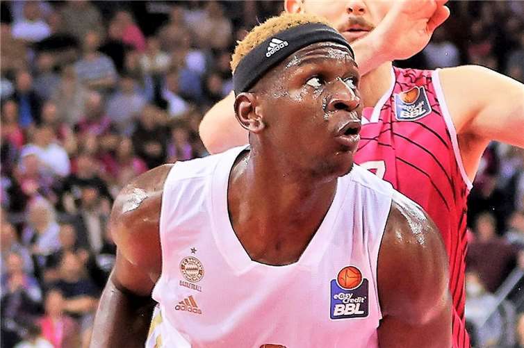 Basketball-Weltmeister Isaac Bonga – hier im Trikot seines Vereins beim Bundesligaspiel in Bonn – kommt am Samstag nach Neuwied.  Foto: Jörg Niebergall