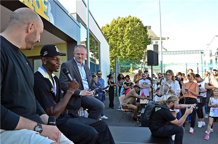 Basketball-Weltmeister Isaac Bonga wurde am Jugendzentrum BigHouse ein gebührender Empfang bereitet.  Foto: Franz-Josef Dehenn