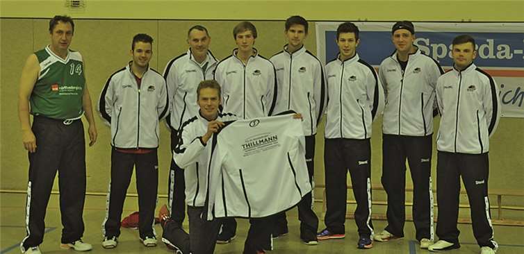 Basketballmannschaft aus Burgbrohl freut sich über die neuen Trainingsjacken.  Privat