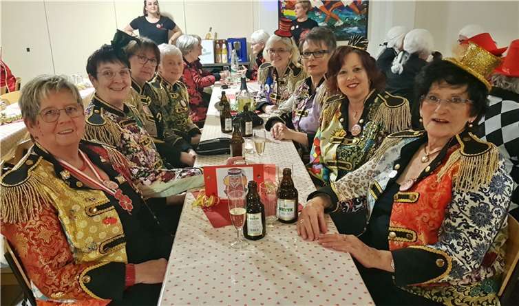 Karnevalistisches Gipfeltreffen der Möhnen Bassenheim liegt bekanntlich nicht am Rhein, trotzdem feierten die Möhnen des „Bergdorfs“ gerne mit den Rheindörfermöhnen.
