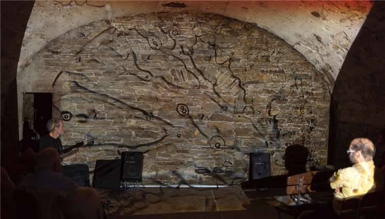 Bassist John Eckhardt reagiert auf die Lichtprojektionen von Katrin Bethge. Raphael Languillat