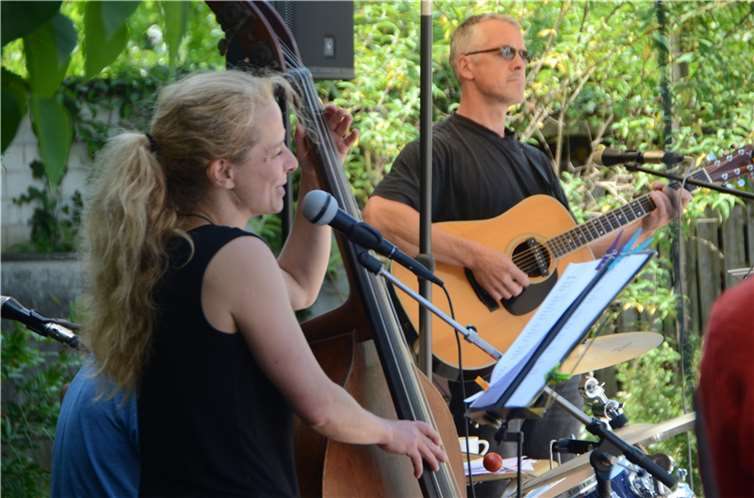 Bassistin Eva Haupt singt „Torn“ von Natalie Imbruglia.