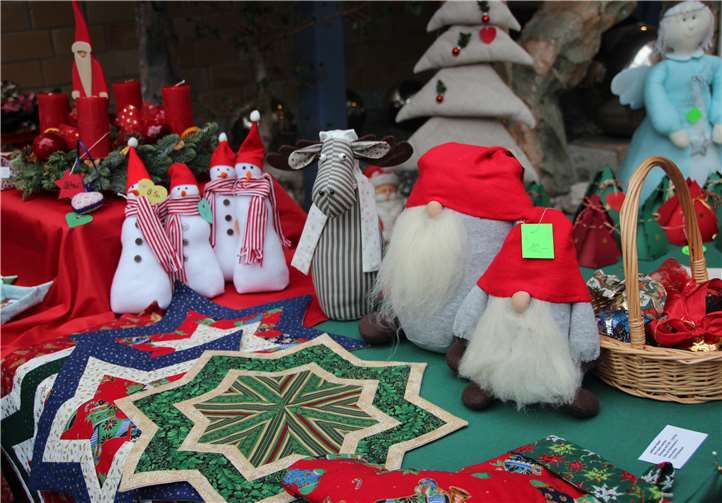 Bastelarbeiten und selbst gemachte Köstlichkeiten warten im Haus am Römerkanal auf die Besucher.privat