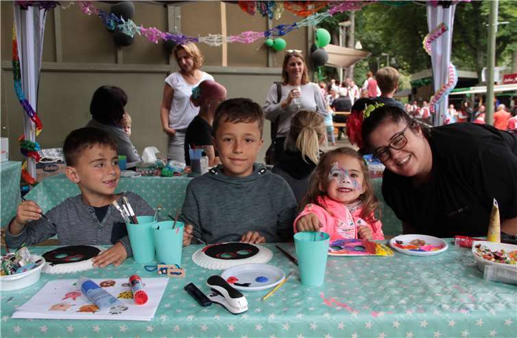 Bastelspaß und Kinderschminkenstanden auch auf dem Programm.