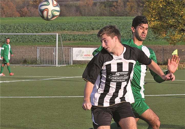Bastian Ackermann setzt sich im Zweikampf durch.