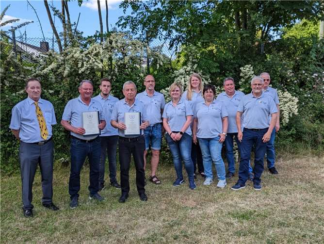 Bastian Daheim, Rolf Hammer, Katja Liesenfeld, Nina Mennillo, Elke Gilles, Winfried Bast, Walter Pies und Rudi Becker erhielten Ehrennadeln für langjährige aktive Mitgliedschaft.  Foto: Stadtkapelle Münstermaifeld