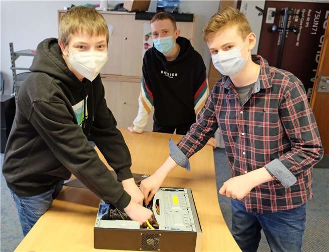 Bastian Kindler (links) und Nico Krumscheid (rechts) haben dank der Tipps von David Giesbrecht, Auszubildender im IT-Amt, einen Computer zusammengebaut.Foto: Stadt Neuwied