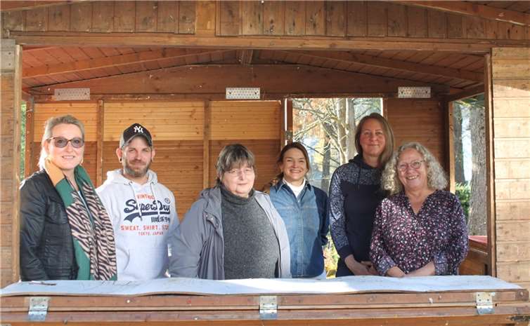 Bastian Lauterbach, Erzieher in der Kita Gemünden, wurde in die Mitarbeitervertretung des Evangelischen Dekanats Westerwald nachgewählt. V.l. Iris Schürg, Bastian Lauterbach, Stephanie Weber, Sabine Hammann-Gonschorek, Christin Hahnenstein, Elke Gerlitzki. Auf dem Foto fehlen Sabine Herold, Dagmar Kessler und Carsten Itzeck. Foto: Stefanie Schütz