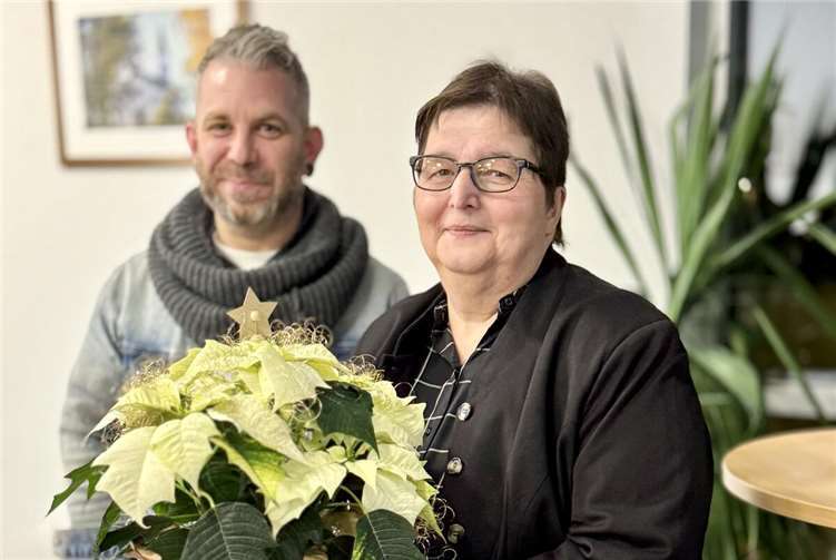 Bastian Lauterbach, stellvertretender Vorsitzender der MAV des Dekanats Westerwald, gratuliert Stephanie Weber zur Wahl der Schwerbehindertenvertretung. Foto: Iris Schürg