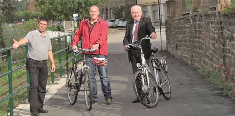 Bauamtsleiter Hans-Peter Kuhl, Bürgermeister Fred Pretz, Werner Oster vom Landesbetrieb Mobilität Cochem-Koblenz bei der ersten “Gebrauchsabnahme” – die offizielle Übergabe ist noch nicht terminiert. -AND-