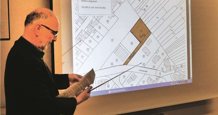 Bauamtsleiter Leo Oster erläuterte den Bebauungsplanentwurf „nördlich der Jahnstraße“.FRE