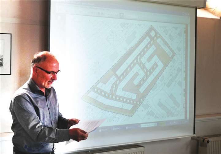 Bauamtsleiter Leo Oster erläuterte den Bebauungsplan des Neubaugebietes Dammstraße.