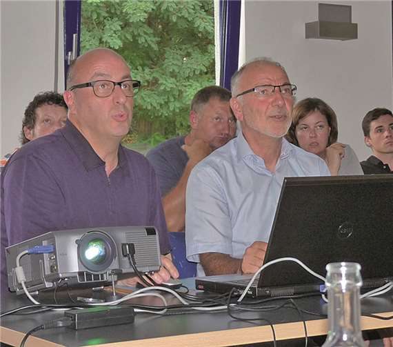 Bauamtsleiter Leo Oster -rechts- und Verkehrsplaner Ulrich Hövermann erläuterten anhand verschiedener Skizzen den geplanten offenen Wasserlauf. SF
