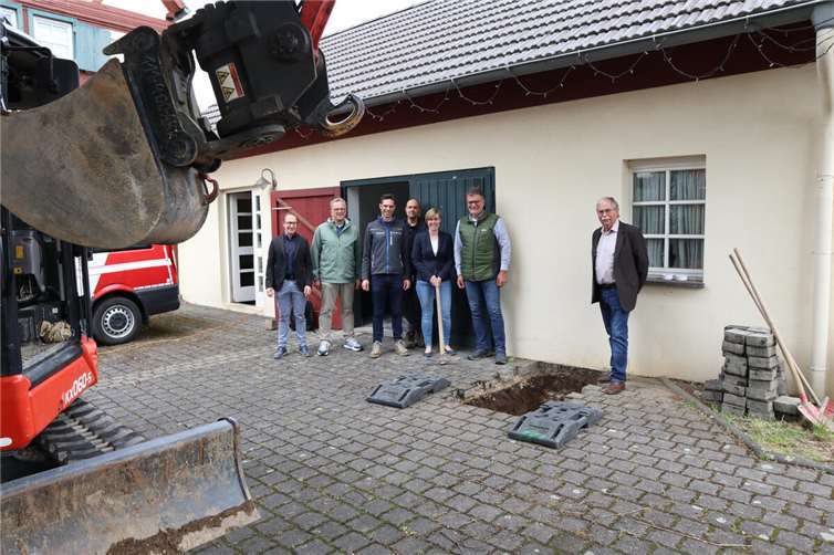 Bauamtsleiter Marco Knieper, Bauamtsmitarbeiter Helmut Reuter, Stephan Kastenholz und Marco Ginster vom Ingenieurbüro Kastenholz, Architektin Sarah Dünker-Wittland, Löhndorfs Ortsvorsteher Volker Holy sowie Sinzigs Beigeordneter Volker Thormann (v.l.) zeigten sich erfreut, dass die Bauarbeiten am Dorfgemeinschaftshaus nun starten konnten.  Foto: Stadtverwaltung Sinzig