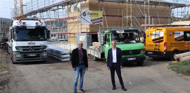 Bauamtsleiter Marco Schreiner führt Bürgermeister Andreas Geron (li.) über die Baustelle. Foto: privat