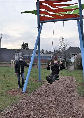 Bauamtsleiter Marco Schreiner und Bürgermeister Andreas Geron (v. li.) hatten sichtlich Spaß am "Praxis-Test". Foto: Stadt Sinzig