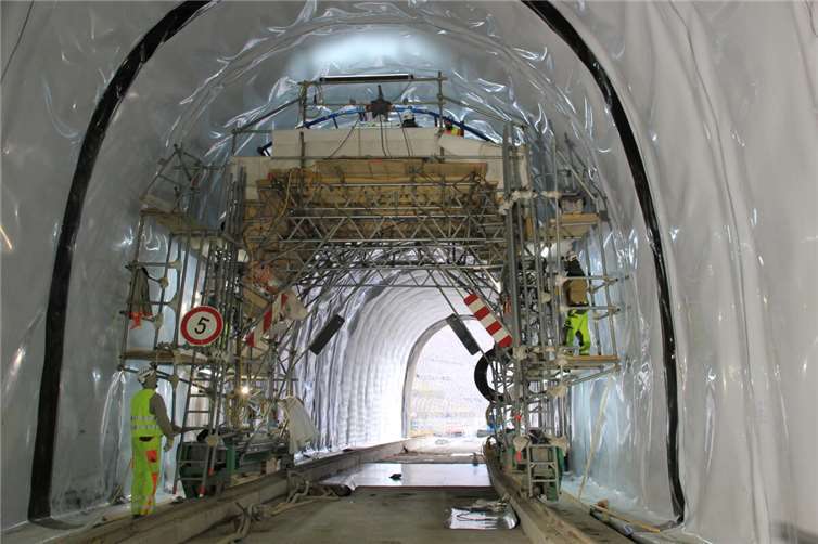 Deutsche Bahn bereitet fünf Tunnel für Elektrifizierung vor Bauarbeiter kleiden den Saffenburg-Tunnel vor dem endgültigen Betonieren mit einer Spezialfolie gegen Bergwasser aus.