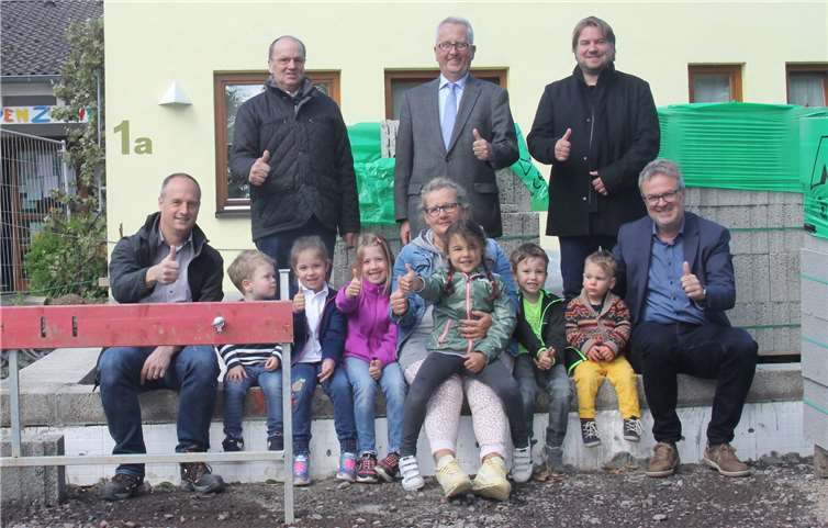 Baubeginn an der Kita Löwenzahn in Elgendorf. Das Fundament für den Anbau ist schon fertig. Darauf haben mit den Kindern Platz genommen: Ortsvorsteher Hermann Wolf, der erste Stadtbeigeordnete Gerd Frink und Architekt Björn Merzbach (hinten v. li.) sowie Projektleiter Markus Felsing von der Verbandsgemeinde Montabaur, Kita-Leiterin Judith Böcker und Guido Göbel, Fachbereichsleiter Kindertagesstätten bei der Verbandsgemeinde (vorne v. li.) .Foto: privat