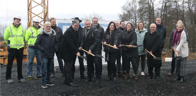 Baubeginn für die neue Kita in Montabaur-Horressen. An den Spaten (v.r.) Stadtbürgermeisterin Gabi Wieland, Pfarrer Heinz-Walter Barthenheier, Kita-Leiterin Regina Günter, BHP-Architektin Pia Höhn-Ferdinand, Ortsvorsteher Guido Fuchs und der Erste Beigeordnete Andree Stein von der Verbandsgemeinde.