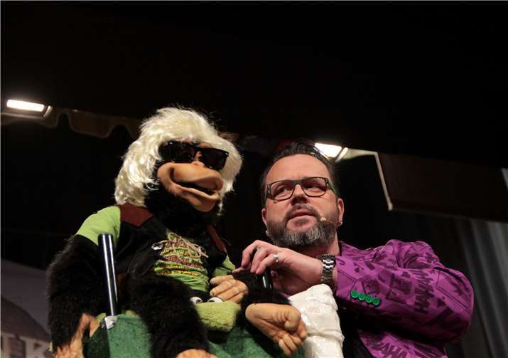 Bauchredner Frank Lorenz und sein Bühnenpartner, der charmante „Affe Charly“