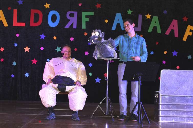 Jeckige Globistere außer Rand und Band Bauchredner Jürgen Krämer mit seiner Puppe Horst trieben nicht nur bei Moderator Arnold Mehren die Lachtränen in die Augen.