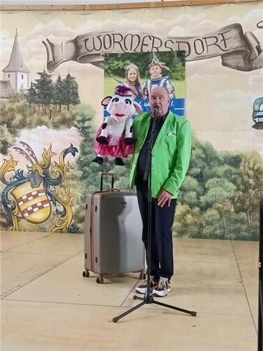 Bauchredner Peter Kersche mit seiner Kuh „Dolly“.