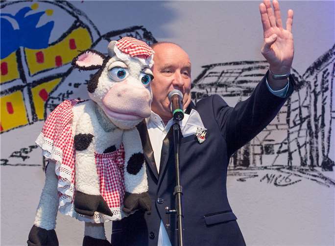 Bauchredner Peter Kerscher mit seiner plüschigenKuh Dolly sorgte für gute Stimmung im Dorfsaal Dünstekoven.