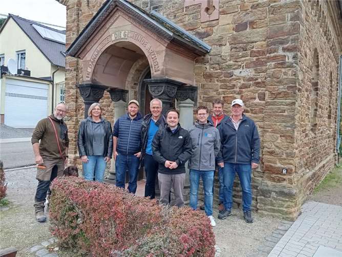 Baudezernent Andreas Lukas mit dem Ortsbeirat Arzheim vor der Kapelle. Foto: Ortsbeirat Arzheim 