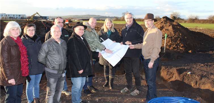 Baudezernent Bert Flöck (2. v. r.) mit dem Vorsitzenden des Stadtverbandes der Kleingärtner Ernst Kagerbauer (5. v. r.), weiteren Kleingärtnerinnen und -gärtnern sowie dem Planer Frank Schwaibold (4. v. r), Dagmar Quadflieg vom Eigenbetrieb Grünflächen (3. v. r.) und Michael Heisser, Leiter des Amtes für Stadtvermessung und Bodenmanagement (re.). privat