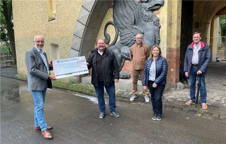 Baudezernent Bert Flöck nimmt den Spendenscheck von Thorsten Schneider und weiteren Spendern entgegen.Foto: privat