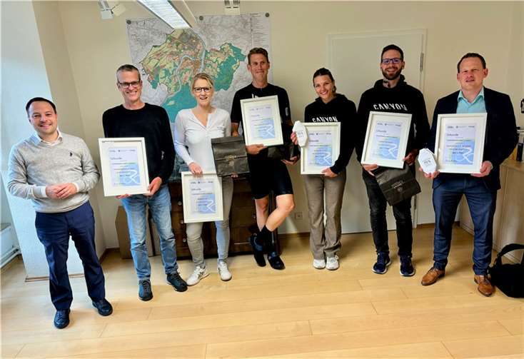 Baudezernent Dr. Andreas Lukas (1. v. l.) gratuliert den Gewinnerinnen und Gewinnern des diesjährigen Stadtradeln-Wettbewerbs zu ihren herausragenden Leistungen: Canyon Bicycles (3. Platz), vertreten durch Mira Pink (3. v. r.), die Stadtverwaltung Koblenz (2. Platz), vertreten durch Ralph Emmerich (2. v. l.), und das Gymnasium auf dem Asterstein (1. Platz), vertreten durch Schulleiter Bastian Staudt (ganz rechts im Bild) belegten die ersten drei Plätze in der Team-Gesamtwertung. Bei den Einzelwertungen schafften es Lucien Karbach (2.v.r.) vom Gemeinschaftsklinikum Mittelrhein als Drittbester, Nadine Süß vom Team SIG Koblenz (3.v.l.) als Zweitbeste und mit knapp über 3.000 km Marcellus Karbach (Bildmitte) vom Team Canyon-Bicycles als Erster aufs Treppchen. Foto: Stadt Koblenz / Daniel Kehr