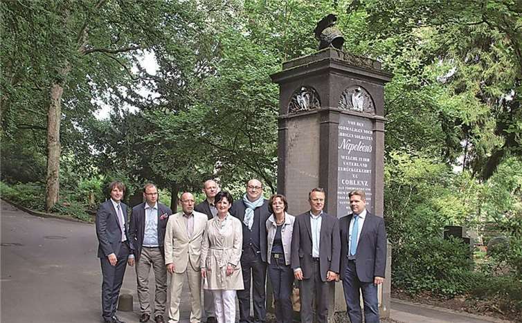Baudezernent Martin Prümm ( 3. v. l.) konnte Mitglieder des Werksausschusses und Mitarbeiter des Eigenbetriebs Grünflächen- und Bestattungswesen, darunter Werkleiter Rüdiger Dittmar (l.), begrüßen und zu einer Besichtigung der Platanenallee einladen. US
