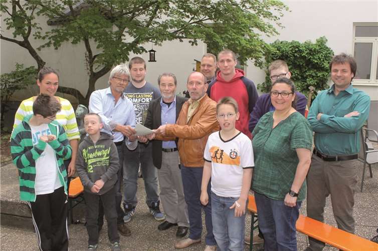 Baudezernent Martin Prümm (7.v.l.) unterzeichnete mit den beiden projektbetreuenden Lehrern Mira Justrie (2. v.r.) und Robert Striebeck (4.v.l.) den Vertrag über eine Bachpatenschaft.Stadt Koblenz