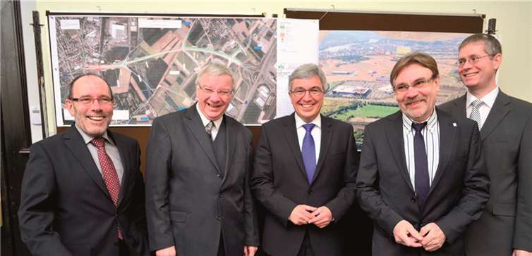 Baudezernent Martin Prümm, OB Joachim Hofmann-Göttig, Innenminister Roger Lewentz, LBM-Geschäftsführer Bernd Hölzgen und Markus Gerhards vom Tiefbauamt stehen vor den Plänen und freuen sich. HEP