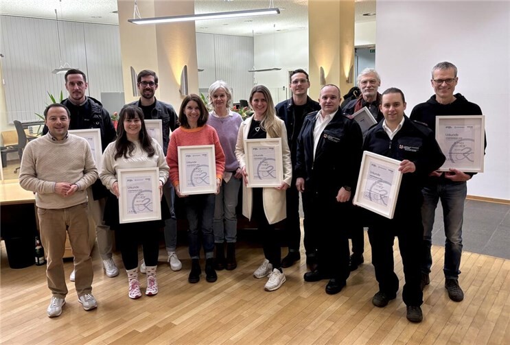 Baudezernent Prof. Dr. Andreas Lukas (1. v. l.) bedankt sich bei den Team-Captains des diesjährigen STADTRADELN-Wettbewerbs für ihr Engagement: (v. l. n. r.) Max Jansen von Fahrrad XXL, Nadine Fischbach von Canyon Bicycles, Andreas Stein vom Gymnasium auf dem Asterstein, Sabine Tönnes und Verena Weber vom Team Funny Legs, Natascha Krauss und Kristof Knau von der RTI Group GmbH, Michael Höfer und Andreas Vargas von der Freiwilligen Feuerwehr Wache Nord, Andreas Kurz von der Hochschule Koblenz sowie Ralph Emmerich, Team-Captain der Stadtverwaltung Koblenz. Foto: Stadt Koblenz / Daniel Kehr