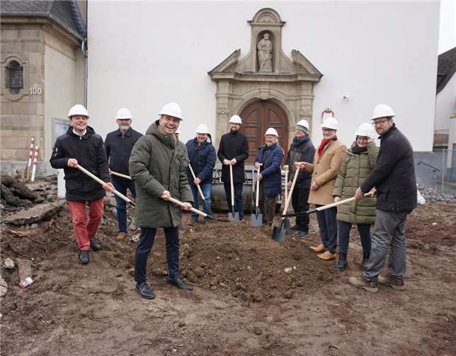 Baudezernent Prof. Dr. Andreas Lukas (vorne, von links), Oberbürgermeister David Langner und Pastor Oliver Seis trafen sich mit zahlreichen Gästen zum symbolischen Spatenstich für den neuen Kirchvorplatz in Alt-Neuendorf. Foto: Stadt Koblenz/Verena Groß