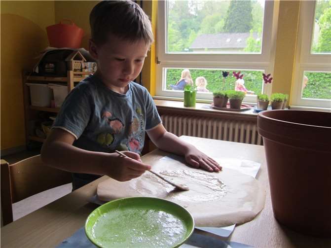 Bauen der Tontopftrommel.  Fotos: Haus für Kinder