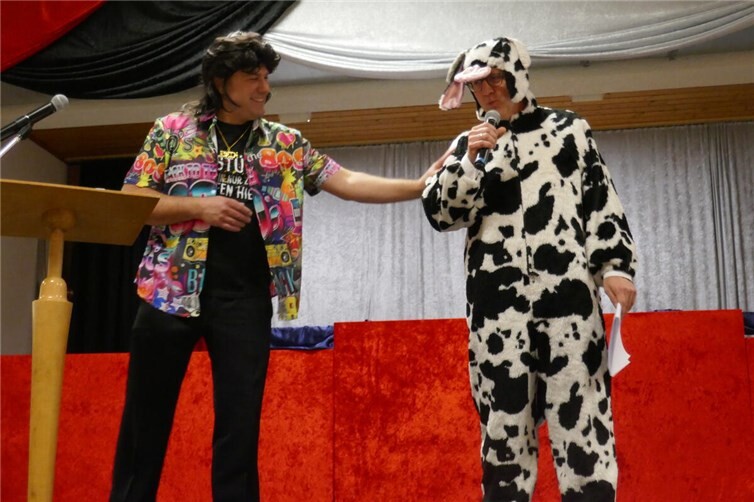 Bauer Christoph mit Kuh Karla alias Markus Pleinen.