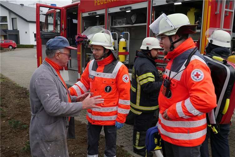 Bauer Harms“ erklärt den First Respondern den Unfallhergang und macht sich Sorgen um seine Schulklasse, die in Panik das Gelände fluchtartig verließ.  Foto: DRK Andernach