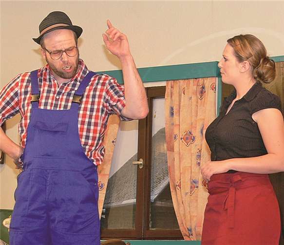 Bauer Hubert Lämmlein hat ein Gerücht über Katharina Ochs erfahren und stellt diese in einem geeigneten Augenblick zur Rede.