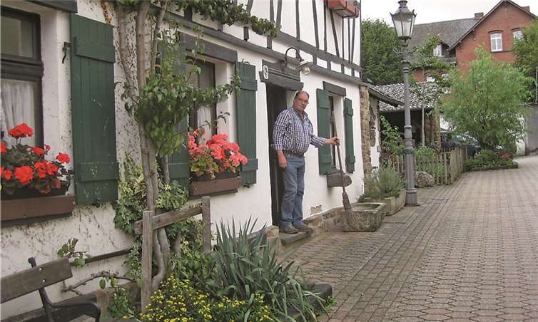 Bauernhausmuseum mit dem amtierenden Säujassbürgermeister und Vorsitzenden Dieter Becker.privat