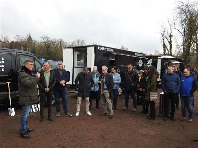 Bauherr Sascha Bräuer konnte viele Gäste zum Spatenstich begrüßen.