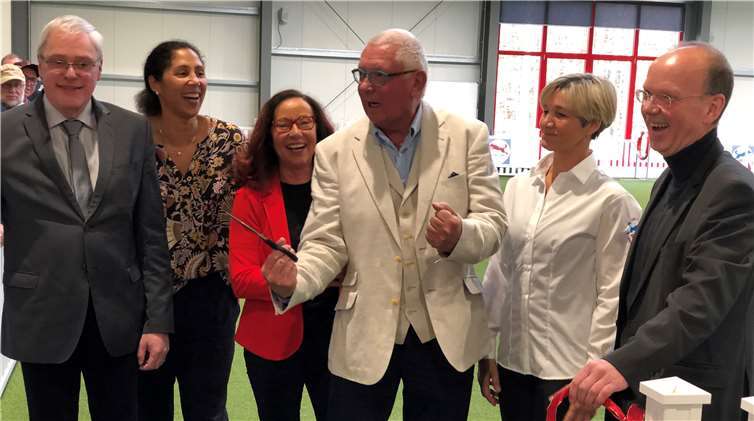 Bauherr und Investor Udo J. Weiler durchschnitt das rote Band und damit war die Hundesporthalle offiziell eröffnet.